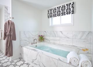 Jetted Tub with Robe